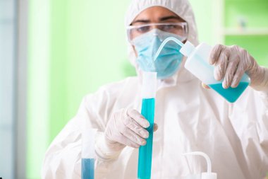 Laboratuvarda yeni bir deney üzerinde çalışan kimyager.