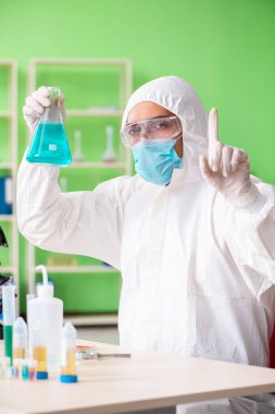 Laboratuvarda yeni bir deney üzerinde çalışan kimyager.