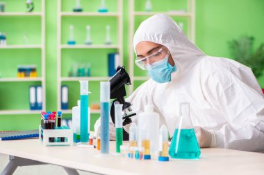 Laboratuvarda yeni bir deney üzerinde çalışan kimyager.