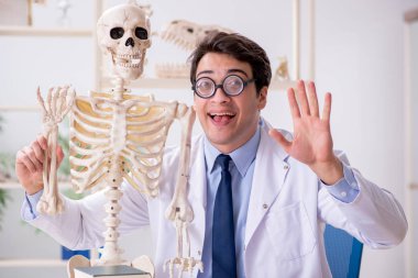 Çılgın profesör insan iskeleti üzerinde çalışıyor.