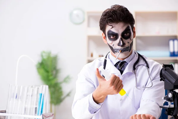 Monstre effrayant médecin travaillant dans le laboratoire — Photo