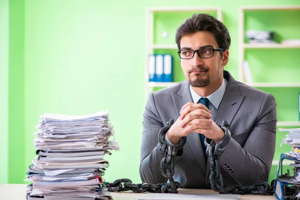 Employee chained to his desk due to workload — Stock Photo, Image