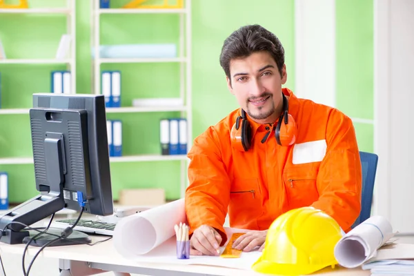 Supervisor da construção que planeia novo projecto no escritório — Fotografia de Stock