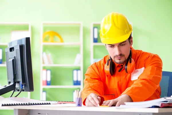 Supervisor da construção que planeia novo projecto no escritório — Fotografia de Stock