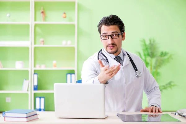 Doktor hastanede çalışıyor. — Stok fotoğraf