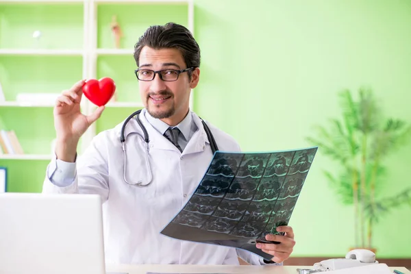 Radiólogo médico examinando la radiografía en el hospital — Foto de Stock