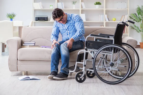 Jeune étudiant en fauteuil roulant en situation de handicap concept — Photo