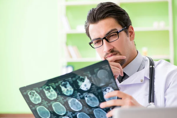 Dokter radioloog kijkt naar röntgenscan in het ziekenhuis — Stockfoto