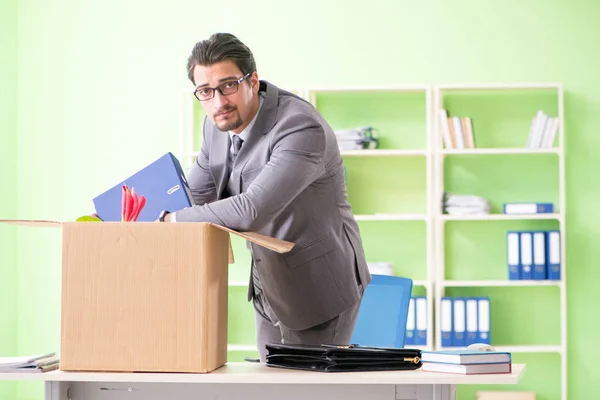 Männlicher Mitarbeiter sammelt nach Kündigung seine Sachen — Stockfoto