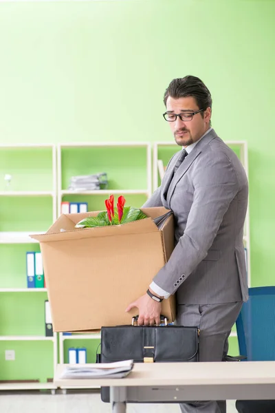 Homem empregado coletando suas coisas após a redundância — Fotografia de Stock