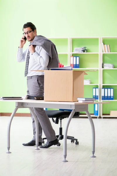 Homem empregado coletando suas coisas após a redundância — Fotografia de Stock