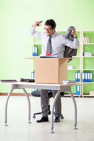 Homem empregado coletando suas coisas após a redundância — Fotografia de Stock