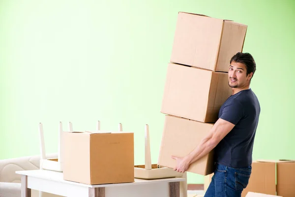 Férfi költöztető ház dobozokkal — Stock Fotó