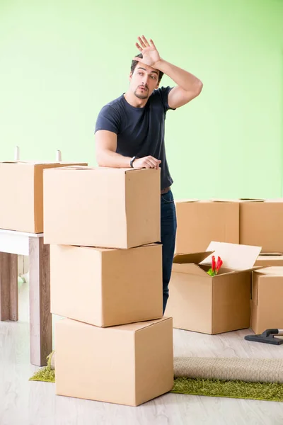 Hombre casa móvil con cajas — Foto de Stock