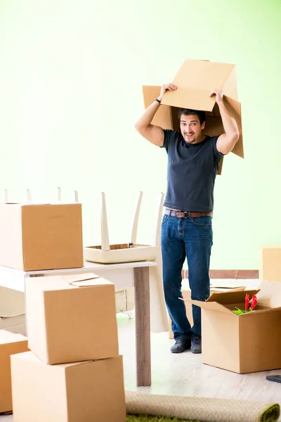 Чоловік рухає будинок з коробками — стокове фото