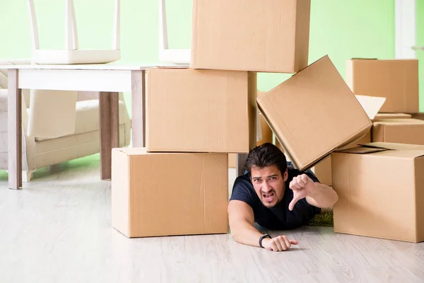 Człowiek przenosi dom z pudełkami — Zdjęcie stockowe