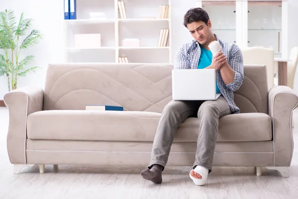 Young student man with injury at home — Stock Photo, Image