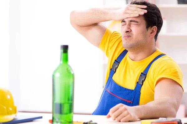 Engenheiro bêbado trabalhando na oficina — Fotografia de Stock