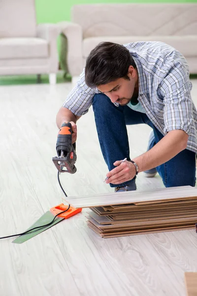 Mannen som lägger golv hemma — Stockfoto