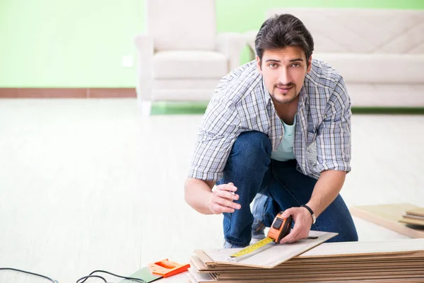 Evdeki döşemeleri döşeyen adam