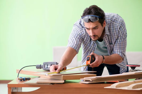 Falegname che lavora nel suo laboratorio — Foto Stock