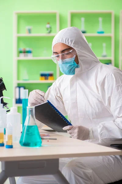 Chemicus werkt in het lab aan nieuw experiment — Stockfoto