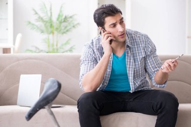 Evde bisiklet tamir eden genç bir adam.