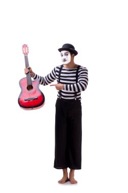 Gitar çalan pandomimci beyazda izole