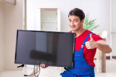 Profesyonel tamir mühendisi bozuk televizyonu tamir ediyor.