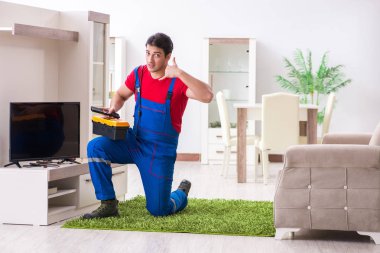Profesyonel tamir mühendisi bozuk televizyonu tamir ediyor.