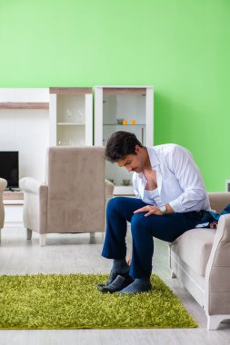 Adam giyinip işe geç kalıyor.