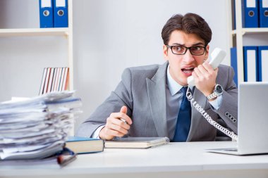 Ofiste çalışan mutsuz iş adamı