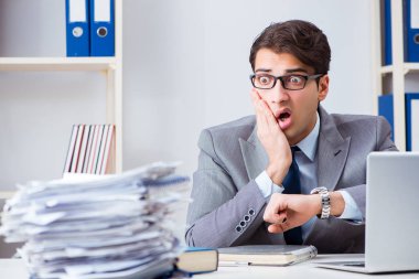 Ofiste çalışan mutsuz iş adamı