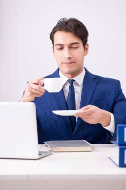 Masada çalışan yakışıklı bir işadamı.