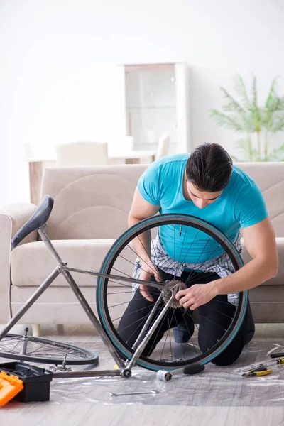 家で自転車を修理する若い男 — ストック写真