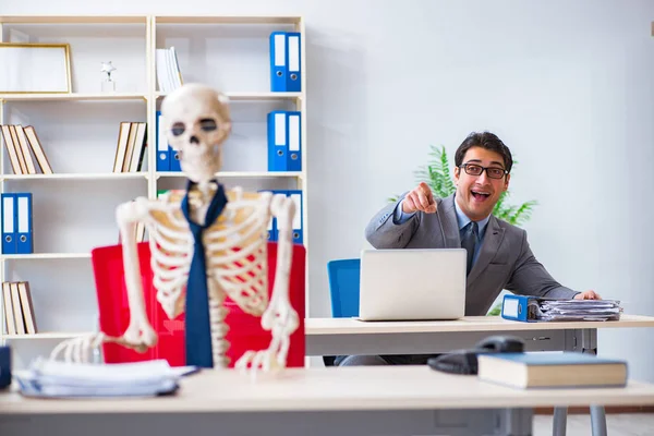 Affärsman som arbetar med skelett på kontoret — Stockfoto