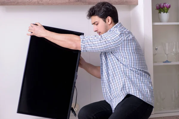 Man repairing broken tv at home — Stock Photo, Image