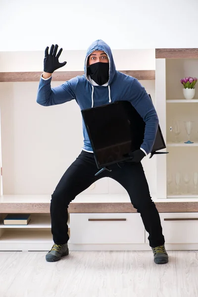 男子窃贼从家里偷电视机 — 图库照片
