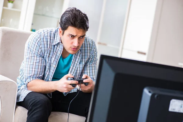 Homme jouant jeu d'ordinateur à la maison — Photo