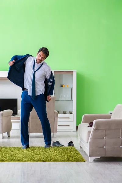 Homem vestir-se e tarde para o trabalho — Fotografia de Stock