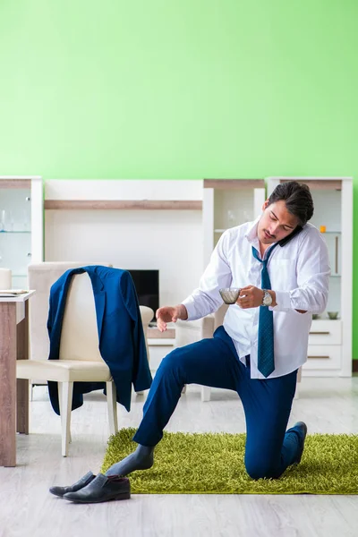 Hombre vestirse y tarde para el trabajo — Foto de Stock