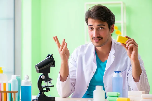 Chemik testuje mýdlo v laboratoři — Stock fotografie