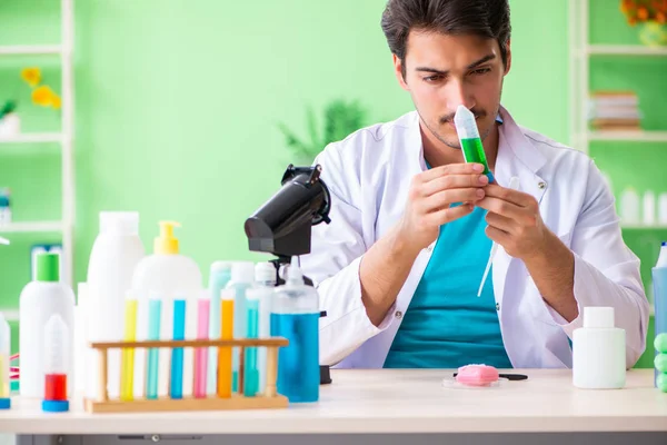 Jabón de prueba de químicos en el laboratorio — Foto de Stock