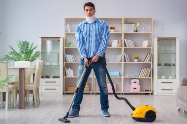 Boyun yaralanması olan yaralı bir adam.