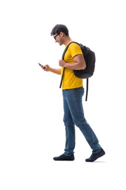 Sırt çantalı genç bir öğrenci beyaza izole edilmiş. 