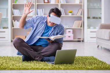 Evde sanal gerçeklik gözlükleriyle serbest çalışan bir öğrenci.