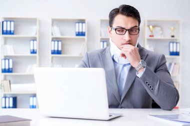 Ofiste çalışan boyun yaralanması olan bir iş adamı.