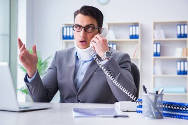 Ofiste çalışan boyun yaralanması olan bir iş adamı.