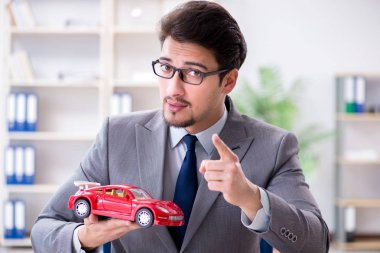 Ajan araba sigortası öneriyor.