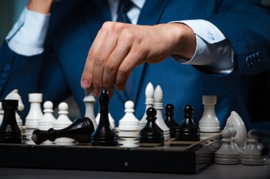 İş adamı strateji konseptinde satranç oynuyor